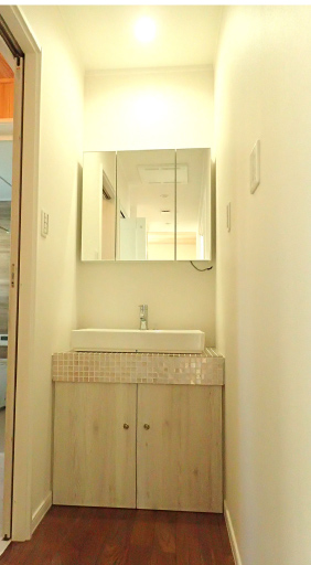 玄関からはどの部屋にも入らず洗面・脱衣所に行けます。ウイルス対策の導線として欠かせません！脱衣場の壁、天井は天然素材の杉の羽目板です。
