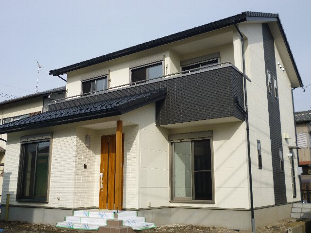 木の風合いを活かしたシックな家
