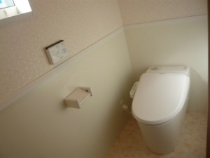 白を基調にした梁見せ天井のある家　トイレ