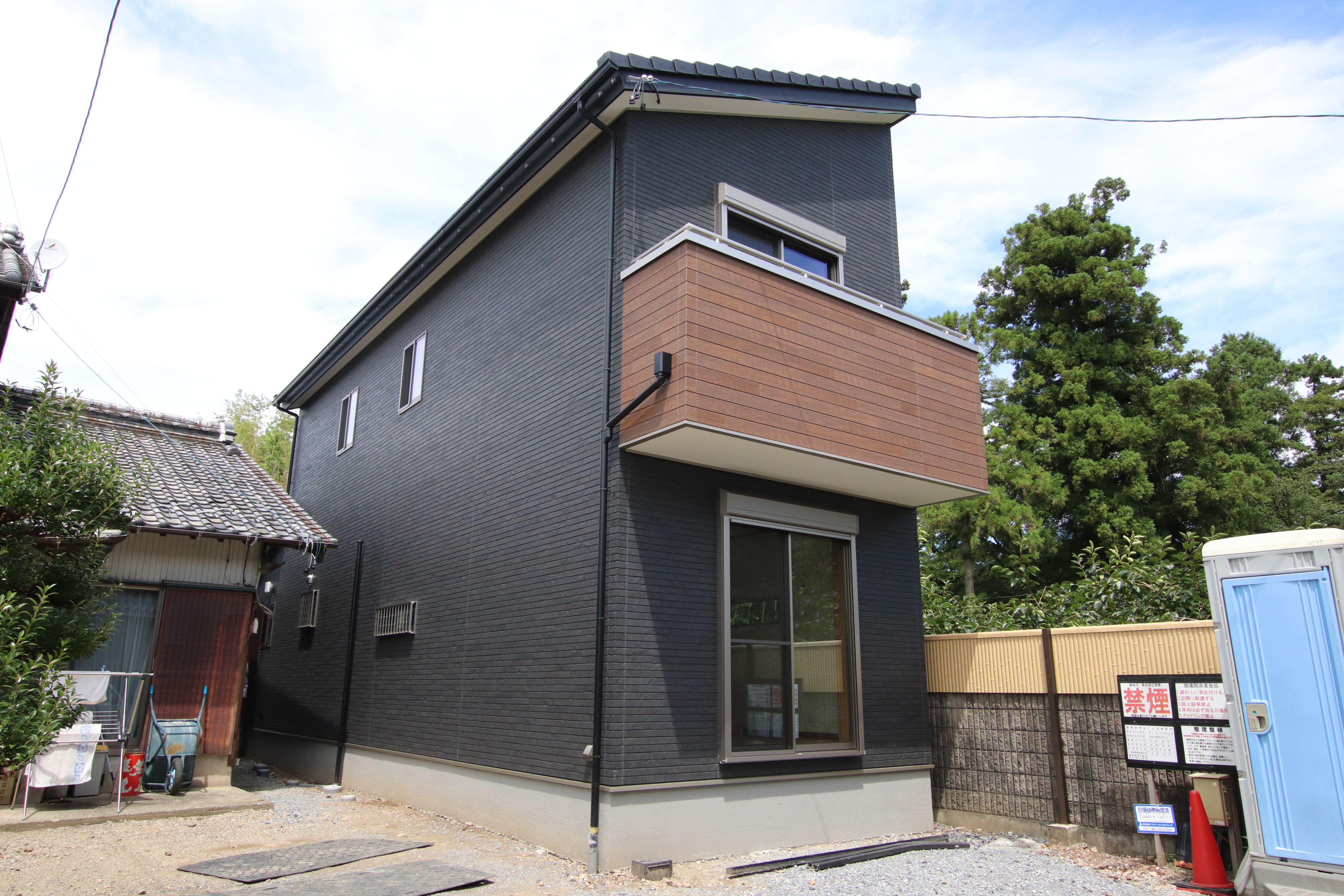 子供のために母屋の隣に建てたお家