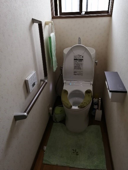 トイレから立つときにすごくえらいので補助手摺がほしい